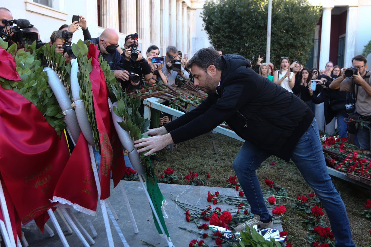 androulakisnick's tweet photo. Η εξέγερση των φοιτητών τον Νοέμβριο του '73 αποτελεί μία από τις πιο ένδοξες στιγμές της νεότερης πολιτικής ιστορίας της πατρίδας μας.

Τιμούμε όσους θυσιάστηκαν, όσους αγωνίστηκαν, όσους είχαν το σθένος να αντιμετωπίσουν τη δικτατορία.

Σήμερα, έχουμε χρέος να αγωνιστούμε για σεβασμό στα ανθρώπινα δικαιώματα. Για μία ποιοτική δημοκρατία. Για λιγότερες ανισότητες. Για περισσότερες ευκαιρίες στις νεότερες γενιές. Για ισχυρή δημόσια υγεία και παιδεία.

Αυτός είναι ο μόνος δρόμος για να οικοδομήσουμε μία δίκαιη, ανθεκτική, ισχυρή κοινωνία για όλες τις Ελληνίδες και όλους τους Έλληνες. #Πολυτεχνείο
