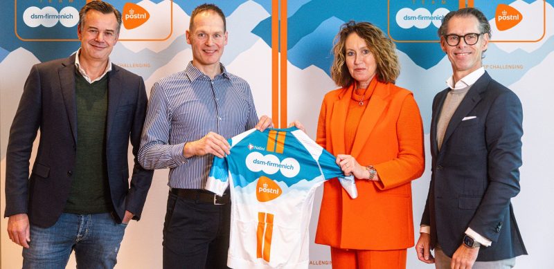 Wat een topnieuws dat een groot Nederlands bedrijf zich koppelt aan een Nederlandse wielerploeg!

Goede combi ook de postbezorgers op de fiets en de wielerploeg op de fiets. Hollandser kan niet.

Even wat anders. Zet eens een goede designer op het ontwerp van zo'n wielershirt...