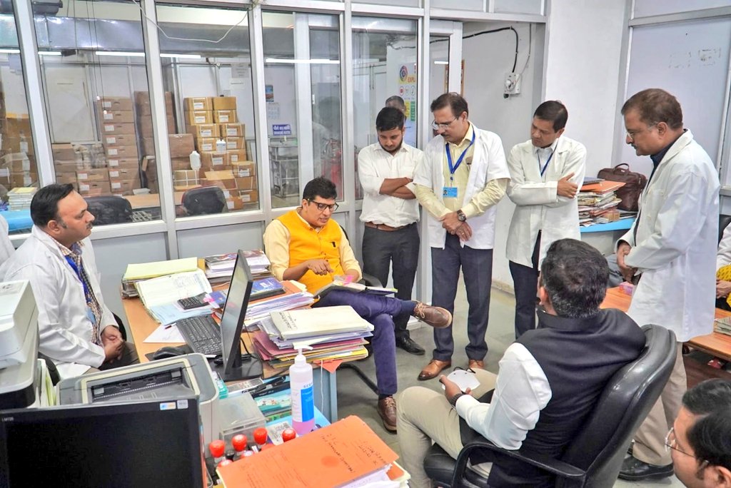 OfficeOfMLAGK's tweet photo. मुख्यमंत्री @ArvindKejriwal जी के दिशा निर्देशन में दिल्ली की स्वास्थ्य व्यवस्था यूँही दुरुस्त चलती रहे, इसी संदर्भ में स्वास्थ्य मंत्री @Saurabh_MLAgk जी ने आज मदन मोहन मालवीय अस्पताल का दौरा किया।

ओपीडी की व्यवस्था, अस्पताल में दवाइयां की उपलब्धता का जायजा लिया। https://t.co/gAv2d6fvKQ