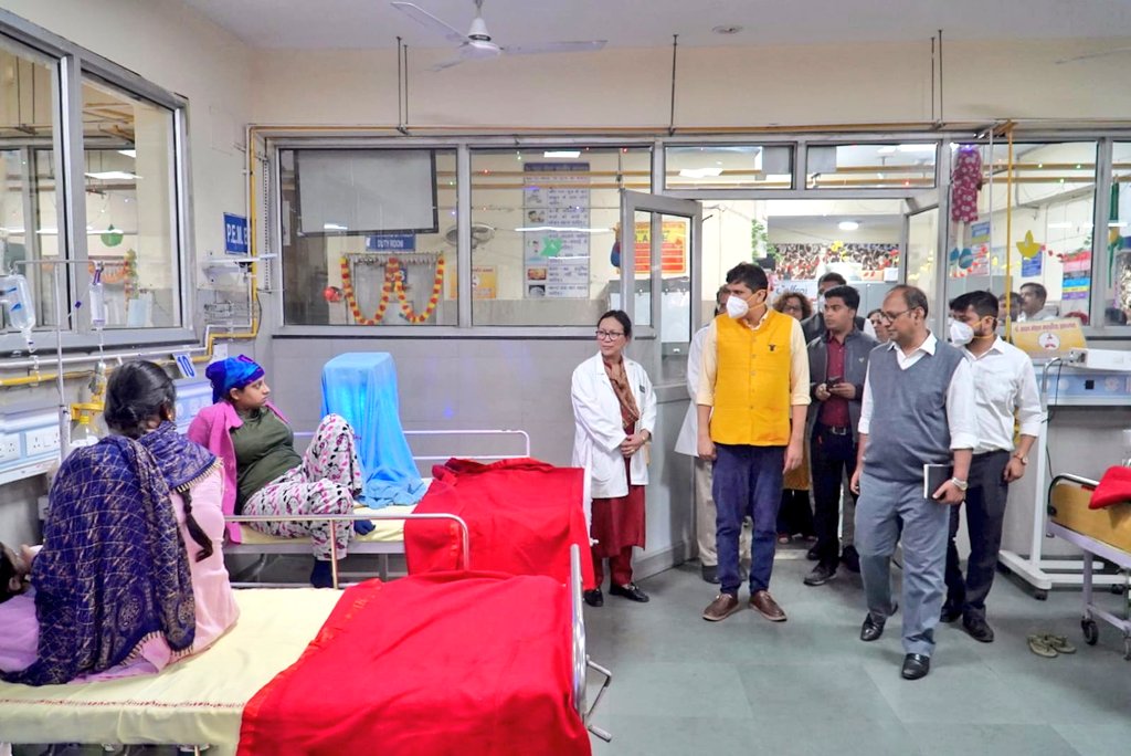OfficeOfMLAGK's tweet photo. मुख्यमंत्री @ArvindKejriwal जी के दिशा निर्देशन में दिल्ली की स्वास्थ्य व्यवस्था यूँही दुरुस्त चलती रहे, इसी संदर्भ में स्वास्थ्य मंत्री @Saurabh_MLAgk जी ने आज मदन मोहन मालवीय अस्पताल का दौरा किया।

ओपीडी की व्यवस्था, अस्पताल में दवाइयां की उपलब्धता का जायजा लिया। https://t.co/gAv2d6fvKQ