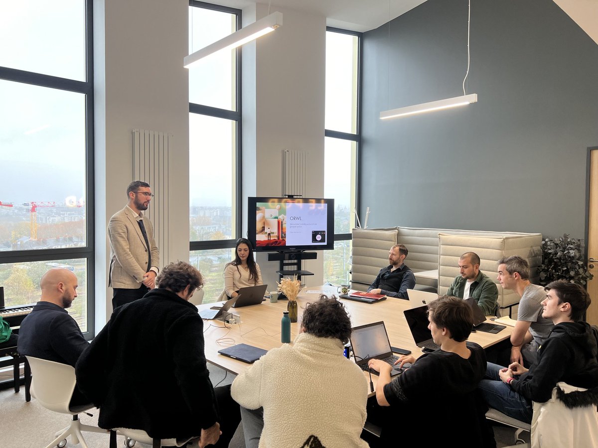👨‍🎓Aujourd'hui, notre cabinet d'avocats partenaire <a href="/ORWL_Avocats/">ORWL_</a> est avec nos cubers pour parler de la régulation dans le #Web3 et de la mise en conformité 📮
Une journée d'atelier, d'échanges 1:1 et de tournage en perspective 🕵