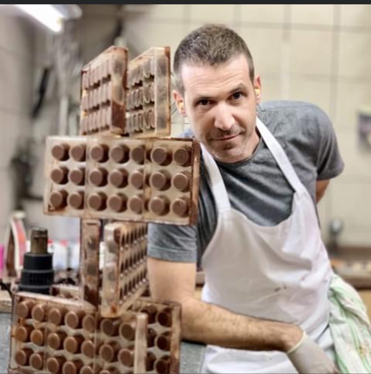 sivanhakolkalul's tweet photo. אני זקוקה לעזרה שלכם!!!

בשבת הארורה של ה7.10 איבדתי את אב ילדיי, בעלי, דביר קרפ ז״ל, שנרצח בקיבוץ רעים לעיני ילדינו ששרדו את הזוועה. 

דביר ואני הכרנו לראשונה בשנת 2007 בתל אביב, ולאחר שנישאנו ונולדה לנו ליה בתנו הבכורה, עברנו להתגורר בקיבוץ רעים בו גדלתי כל חיי. 
מאז נולדו לנו דריה ולביא.
מה שאהבתי אצל דביר זה הכריזמה והניצוץ בעיניים, המומחיות שלו והשאיפה להיות הכי טוב במה שהוא עושה. 

לדביר הייתה אהבה עצומה לשוקולדים ובאופן משוחד במיוחד אני יכולה לומר שהוא היה אחד השוקולייטרים הראשונים והטובים בארץ. ייצר שוקולדים משנת 1996.
רבים מקיבוצי העוטף הכירו את דביר, השוקולדים שלו ואת הקפה שפתחנו יחד ששמו ״שוקולד קפה״ והיה אחד מבתי הקפה הבודדים באזור. 

בית הקפה סגור מאז השבת השחורה ועתידו מוטל בסכנה בשל הוצאות קבועות כמו אשראי והלוואות שממשיכות לרדת. 
לזכרו של דביר, למען משפחתנו ושותפו אורי נפתח פרויקט סיוע באתר הדסטרט. כל תמיכה ולו הקטנה ביותר תסייע להמשיך את פעילות הקפה לאחר המלחמה וגם תפרגן קפה, מאפים ושוקולדים ע"פ מתכוניו של דביר. 

אנא הקליקו על הקישור, תקראו את הסיפור המלא ותתמכו. 

https://t.co/OTnkPtZleN

והכי חשוב לשתף, לשתף, לשתף!
אנחנו זקוקים לעזרה שלכם.
תודה מעומק ליבי
רעות❤️

Reut Karp