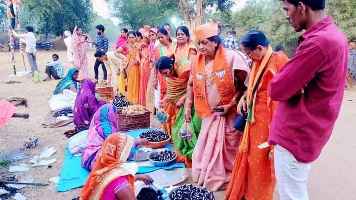 BJPMP4MM's tweet photo. विधानसभा चुनाव 2023 के प्रचार के अंतिम दिन महिला मोर्चा प्रदेश अध्यक्ष श्रीमती Maya Naroliya जी नर्मदापुरम जिले की पिपरिया विधानसभा के सांडिया नगर में व्यापरीगण एंव गणमान्यजनों से भाजपा के लोकप्रिय प्रत्याशी Thakurdas Nagwanshi जी के पक्ष में मतदान कर भारी मतों से विजयी
#MM4MP https://t.co/3gbvaVTjtY