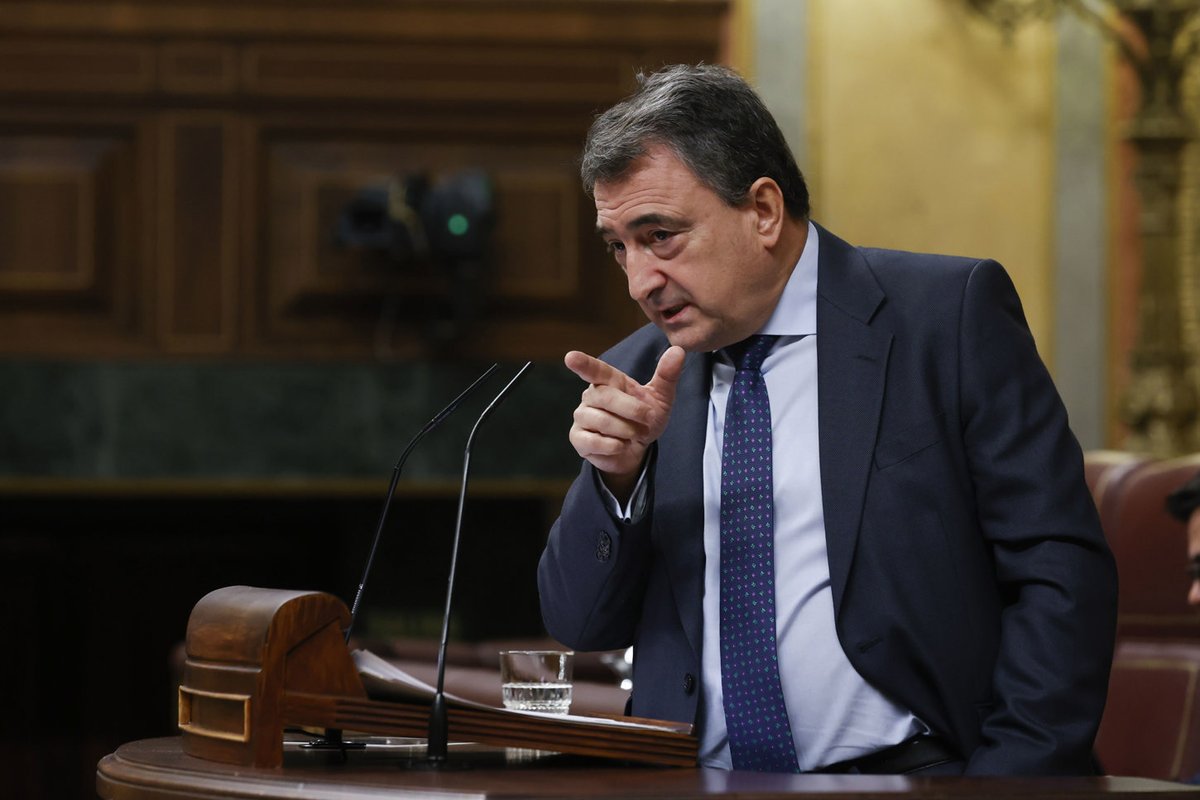publico_es's tweet photo. ⭕DIRECTO | Esteban, a Feijóo: "Alberto, tu tractor tiene gripado el motor, por usar aceite Vox"
https://t.co/1lSZ9AnXAQ https://t.co/yzRqxYkFhM