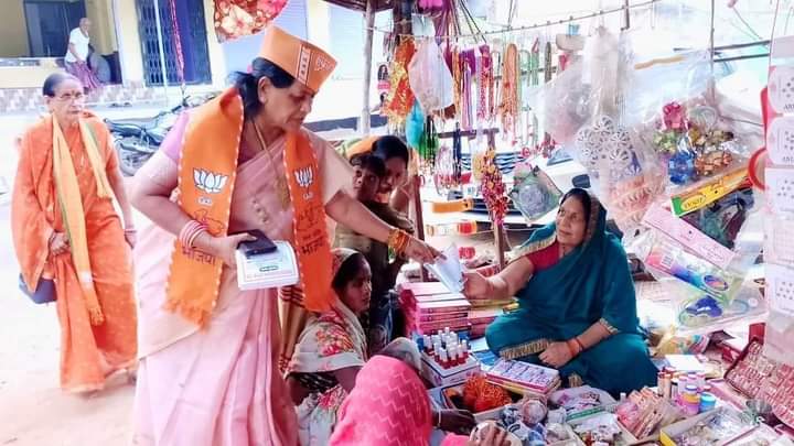 BJPMP4MM's tweet photo. विधानसभा चुनाव 2023 के प्रचार के अंतिम दिन महिला मोर्चा प्रदेश अध्यक्ष श्रीमती Maya Naroliya जी नर्मदापुरम जिले की पिपरिया विधानसभा के सांडिया नगर में व्यापरीगण एंव गणमान्यजनों से भाजपा के लोकप्रिय प्रत्याशी Thakurdas Nagwanshi जी के पक्ष में मतदान कर भारी मतों से विजयी
#MM4MP https://t.co/3gbvaVTjtY