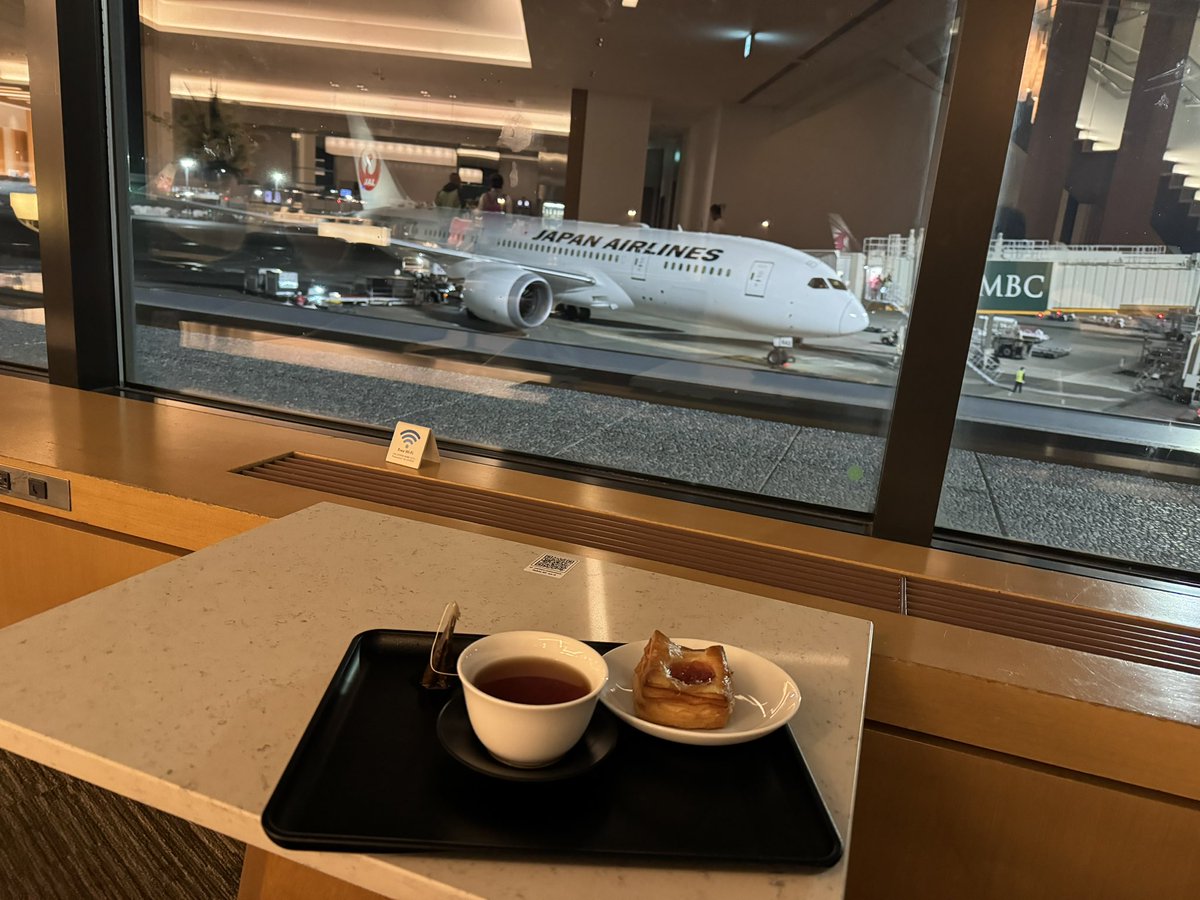 anmasashi's tweet photo. マイルでチケット取って成田でトランジット。ラウンジで飲み食ったがもう満腹。1人でアラモアナ近くのコンドミニアム滞在し76歳の老人、何して過ごすか？食は基本、自炊で米5合持参。アラモアナでジョギングとスイム、バス使って移動してサイクリング、トレイルトレッキングして健康的にすごそう。 https://t.co/dda8FGSSts