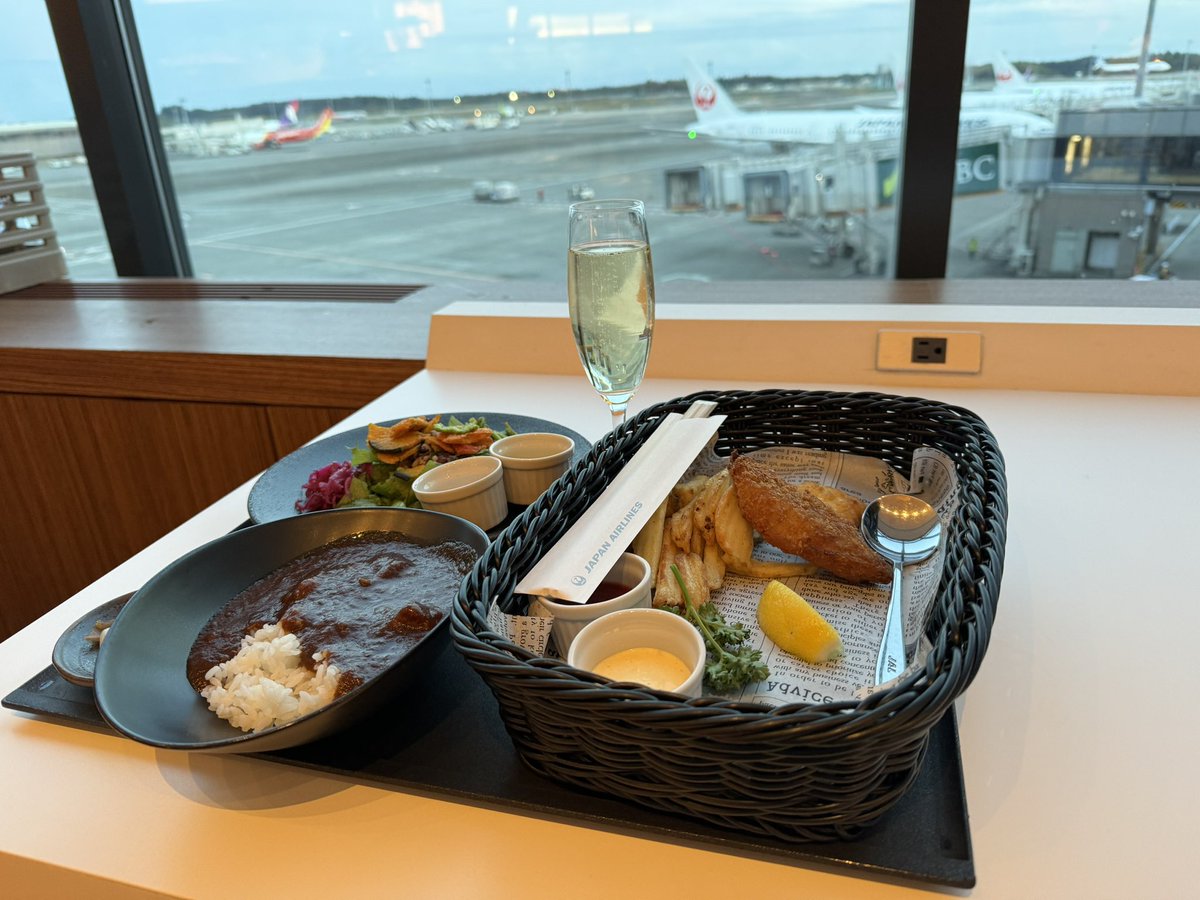 anmasashi's tweet photo. マイルでチケット取って成田でトランジット。ラウンジで飲み食ったがもう満腹。1人でアラモアナ近くのコンドミニアム滞在し76歳の老人、何して過ごすか？食は基本、自炊で米5合持参。アラモアナでジョギングとスイム、バス使って移動してサイクリング、トレイルトレッキングして健康的にすごそう。 https://t.co/dda8FGSSts
