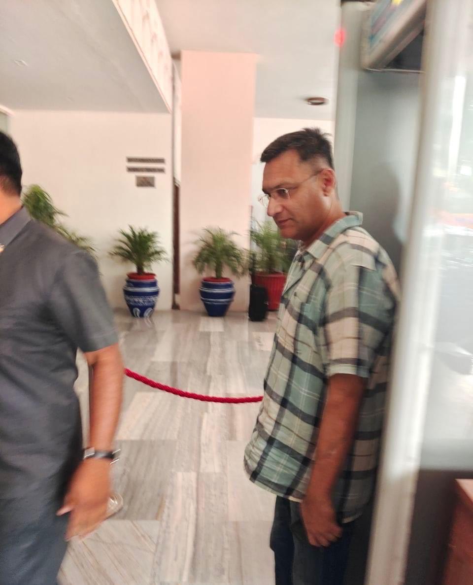 #Akbaruddin owaisi Saheb at Jaipur Airport 
#rajasthanassemblyelection2023 #jaipur #owaisiinrajasthan #AkbaruddinOwaisi #asaduddinowesi