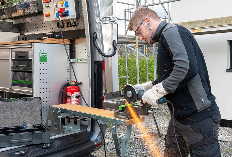 ABZ_News's tweet image. Es kann Zeit, Geld und Nerven sparen, wenn die #Werkstatt zur #Baumaschine kommt. Doch wie muss so eine mobile Werkstatt ausgestattet sein? Der Fahrzeugeinrichter bott erklärt, welche Ausstattung für den Einsatz auf der Baustelle besonders wichtig ist ... ow.ly/Q0iN50Q7RxR