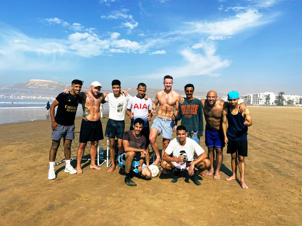 _s_owl's tweet image. Nie dojdzie do meczu Maroko-Erytrea który miał odbyć się  dzisiaj w Agadirze.Przyczyną? Decyzja dyktatora o zakazie przylotu piłkarzy gości, który miał być szansą na wolność i azyl  #mecztopretekst @MichalKolo 
Zdjęcie z plażowej gierki,są jeszcze miejsca gdzie #laczynaspilka