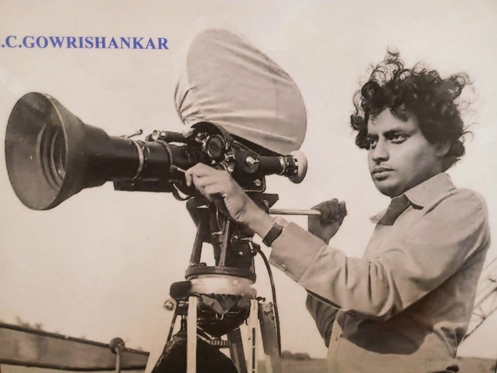 dasadarshan's tweet photo. ನಾನು ಚಿತ್ರರಂಗಕ್ಕೆ ಕಾಲಿಟ್ಟ ಸಮಯದಲ್ಲಿ ಕ್ಯಾಮೆರಾ ಕೆಲಸಗಳನ್ನು ಹೇಳಿಕೊಟ್ಟ ನಲ್ಮೆಯ ಗುರುಗಳಾದ ಛಾಯಾಗ್ರಾಹಕ ಗೌರಿಶಂಕರ್ ರವರ ಪುಣ್ಯಸ್ಮರಣೆ ಇಂದು. ಅವರು ಕಲಿಸಿಕೊಟ್ಟ ಪಾಠ, ತೋರಿದ ದಾರಿ ಸದಾ ನಮ್ಮಂತಹ ಕಲಾವಿದರ ಬೆನ್ನೆಲುಬಾಗಿ ನಿಂತಿದೆ. 
ಓಂ ಶಾಂತಿ🙏 https://t.co/sT5eCEGy87