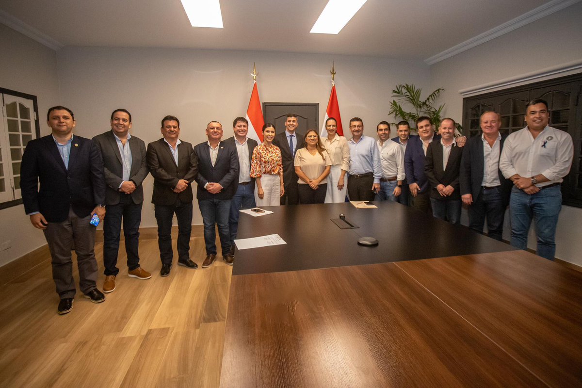 clacent's tweet photo. Mejorar los caminos vecinales es una de las principales metas que tenemos. Caminos de todo tiempo para que la gente pueda desplazarse sin inconvenientes. Con el fin de trabajar juntos y coordinadamente, firmamos un  convenio de cooperación con los 17 Gobernadores del país 🙌 https://t.co/q13IdHUfCV