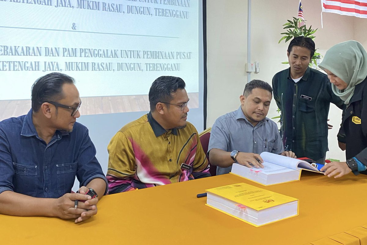 16 Nov 2023 | Majlis Penyerahan SST dan Dok. Kontrak Secara 2 in 1 bagi kerja berikut yang telah disempurnakan oleh YBrs. Ir. Wan Khairul Anuar, Pengarah JKR KETENGAH.

i- Kerja fire fighting
ii- Kerja air-conditioning &amp; ventilation

<a href="/IPJKR_Official/">JKR Malaysia Rasmi</a>
<a href="/irahmadredza/">Ahmad Redza Ghulam</a>
<a href="/WanKhairulAnua1/">Wan Khairul Anuar</a>