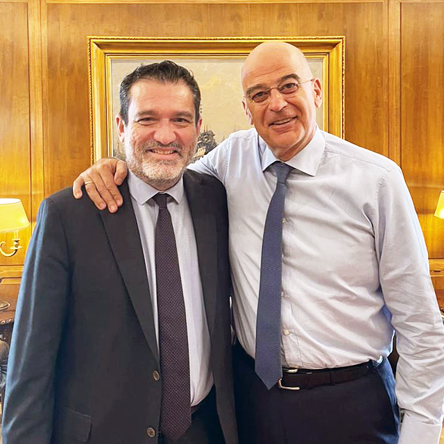 Με πολλή χαρά και σε ιδιαίτερα φιλικό κλίμα, είχα την τιμή να συναντήσω σήμερα στο Υπουργείο Εθνικής Άμυνας (YΠ.ΕΘ.Α.) τον Υπουργό Νίκο Δένδια, με τον οποίον είχαμε μία εκτενή και εποικοδομητική συζήτηση για πολλά θέματα της αρμοδιότητάς του
 
Περισσότερα👉bit.ly/3ujNNhD