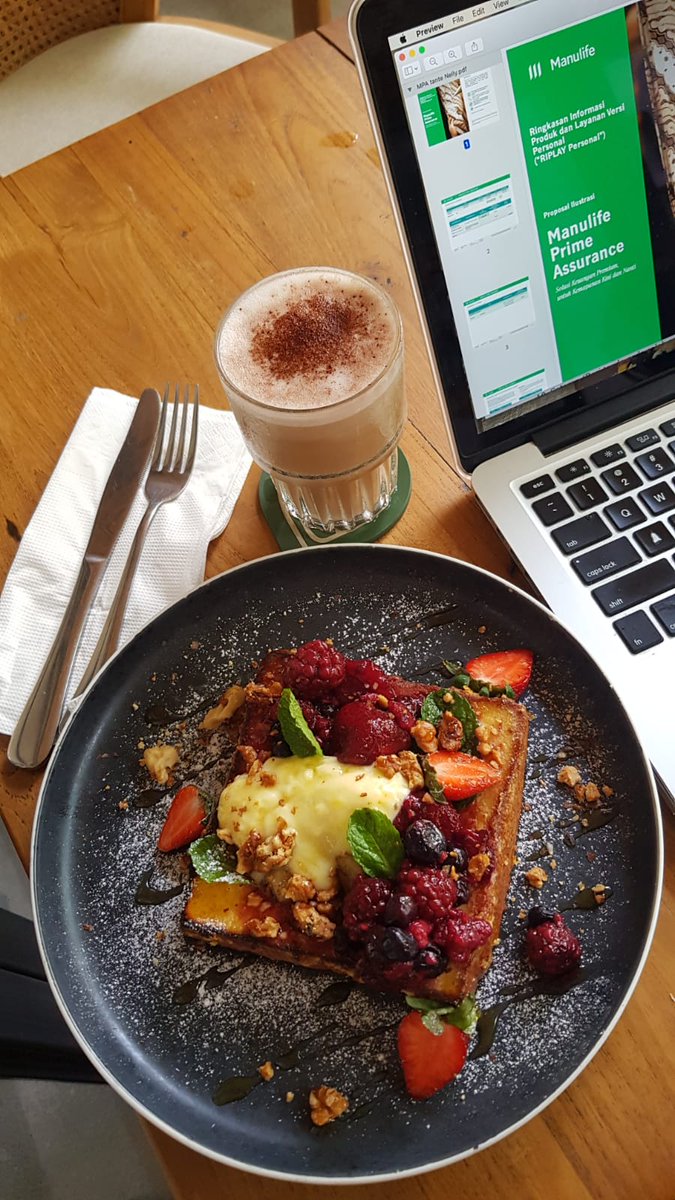 ingridbudiardjo's tweet photo. A day with my laptop..
Sebelum ini ada nasi uduk lengkap tempe orek + telur dadar + bakwan + bihun + sambel tentunyaaa 😂

#Foodie
#foodgasm
#Thursday https://t.co/6VSnVatq3e