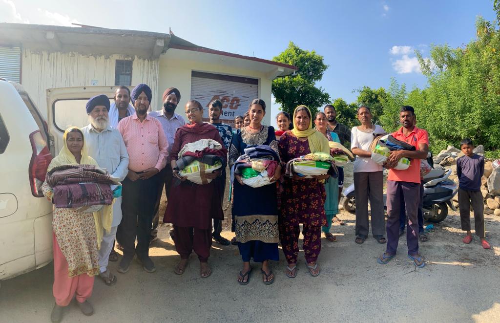 JasMatta's tweet photo. नानक शाही संसार फाउंडेशन द्वारा हिमाचल जिला मंडी के बाढ़ पीड़ितों को गर्म कपड़े व कंबल वितरण किये गए।
#SarbatDaBhala
#NSSFoundation
#MissionSewa 
1-3 https://t.co/Z1WD6gpGRz