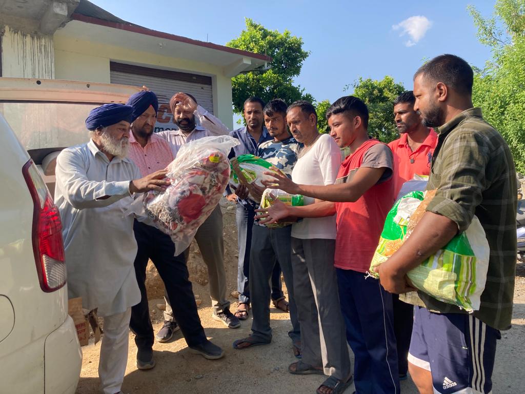 JasMatta's tweet photo. नानक शाही संसार फाउंडेशन द्वारा हिमाचल जिला मंडी के बाढ़ पीड़ितों को गर्म कपड़े व कंबल वितरण किये गए।
#SarbatDaBhala
#NSSFoundation
#MissionSewa 
1-3 https://t.co/Z1WD6gpGRz