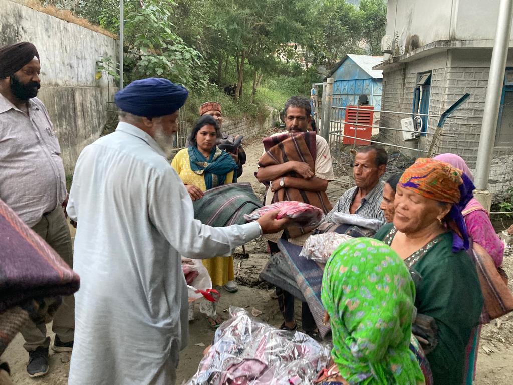 JasMatta's tweet photo. 3-3
जिला मंडी के कोड़ी आश्रम में नानक शाही संसार फाउंडेशन द्वारा सेवा। https://t.co/ZKACeYD29i