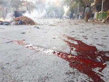 jwad_mhr's tweet photo. امروز همچین عجیبه چطور ٤ سال  از اون کشتار گذشت امروز اغاز یک پایان بود پیان مشروطيت جمهوری عسلامی بین مردم و اغاز کشتار های بی وقته نظام   امروز کسانی که برای غزه ی عرب دل میسوزانن ایرانی را چهار سال بپیش به دوشکا بستن
#مهسا_امينی‌ 
#ابان_خونین https://t.co/Xs5TmdnOgV