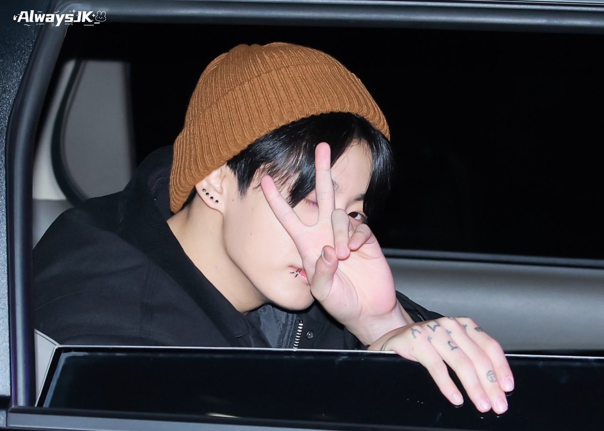 AlwaysJK_901's tweet photo. 231115  엠카 퇴근

#JUNGKOOK 
#방탄소년단 
#정국
@BTS_twt https://t.co/sSlK0wY2yz