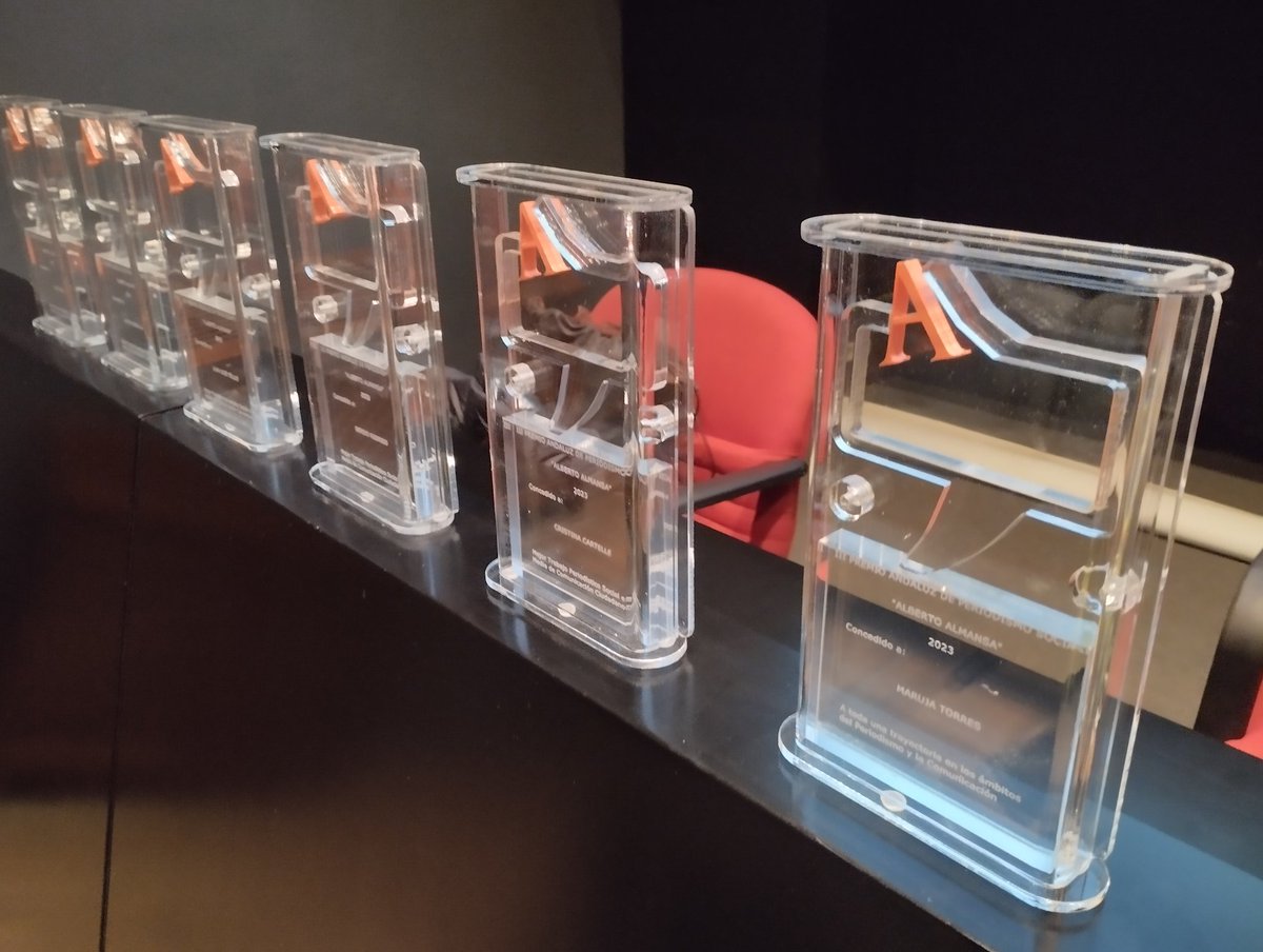 SMacho's tweet photo. Entregados los Premios de Periodismo Social "Alberto Almansa", en su 3ª edición. Tenemos, mi chica y servidor, el honor de fabricarlos, según diseño del escultor #Goval. Entre las premiadas, @MistralS, nos ha dirigido unas palabras por videoconferencia. Cuídate, Maestra https://t.co/OQ8IdYv8ku