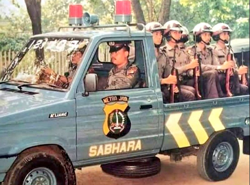 Sampai saat ini saya masih yakin Polri akan netral. Saya tidak yakin para perwira tinggi kepolisian mau mengorbankan marwah institusi Polri hanya demi kepentingan sesaat.

Saya juga tdk percaya Polri mau mendukung Prabowo, karena sampai saat ini saya masih tidak yakin jika