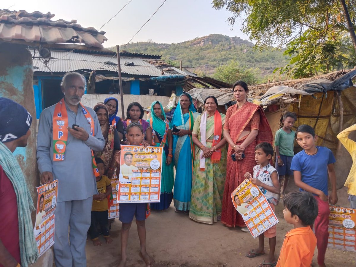 BJPMP4MM's tweet photo. रायसेन में भाजपा प्रत्याशी  के लिए प्रचार महिला मोर्चा की बहनों ने किया महिला हितेषी सरकार ।सशक्त मध्य प्रदेश ।

#MM4MP @BJP4MP @BJPMahilaMorcha @KavitaPatidar_ @SujataPadhyBJP @suchitrak https://t.co/IyVlirYB8g