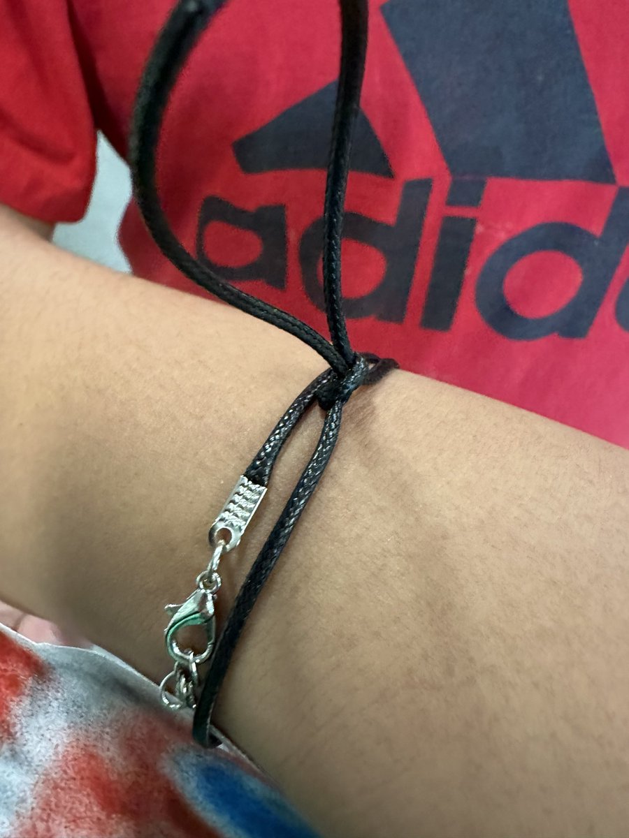 PasArrowsTales's tweet photo. Just the other day, another 5th grader amazed me. He used the airbrush pen for the first time and made this “Among us” creation. He wanted to make it into a necklace but changed his mind. Look how he made it work. #mindblowing #bestplanever #stem #5thgraderocks💚 #proudarrows https://t.co/t6HfZ0cYkB