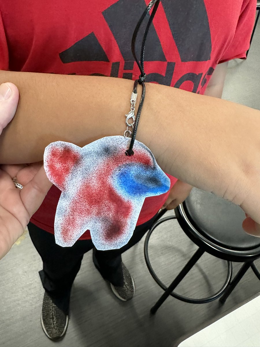 PasArrowsTales's tweet photo. Just the other day, another 5th grader amazed me. He used the airbrush pen for the first time and made this “Among us” creation. He wanted to make it into a necklace but changed his mind. Look how he made it work. #mindblowing #bestplanever #stem #5thgraderocks💚 #proudarrows https://t.co/t6HfZ0cYkB