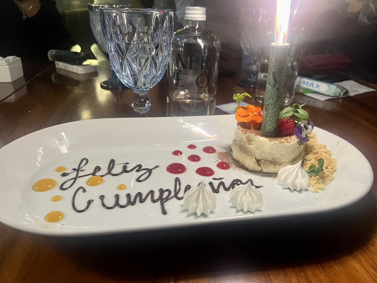 CaroBeauregard's tweet photo. ¡Terminando los festejos! 

Gracias a Dios por tener amigas para celebrar la vida 🥰🥳

Las quiero 💙 @teretrozmer @AliciaGuzmanTK @angiemdlv @alissmeza @angelicasalaza2 https://t.co/D6ffftEBhc