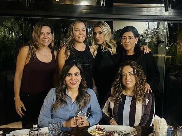 CaroBeauregard's tweet photo. ¡Terminando los festejos! 

Gracias a Dios por tener amigas para celebrar la vida 🥰🥳

Las quiero 💙 @teretrozmer @AliciaGuzmanTK @angiemdlv @alissmeza @angelicasalaza2 https://t.co/D6ffftEBhc