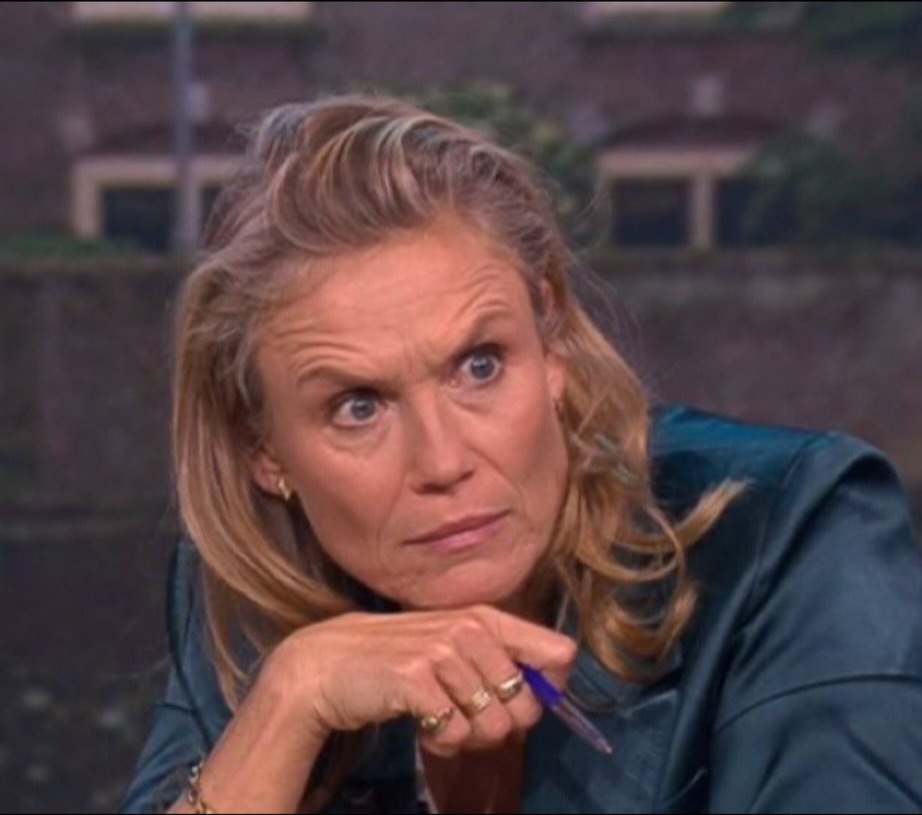 LucLujohuad's tweet photo. Hoeveel flessen sterk geconcentreerde AZIJN zal dit extreem linkse over het paard getilde en door de NPO, NOS en D66 geïndoctrineerde mens drinken per dag? https://t.co/YDnDNcGCO5