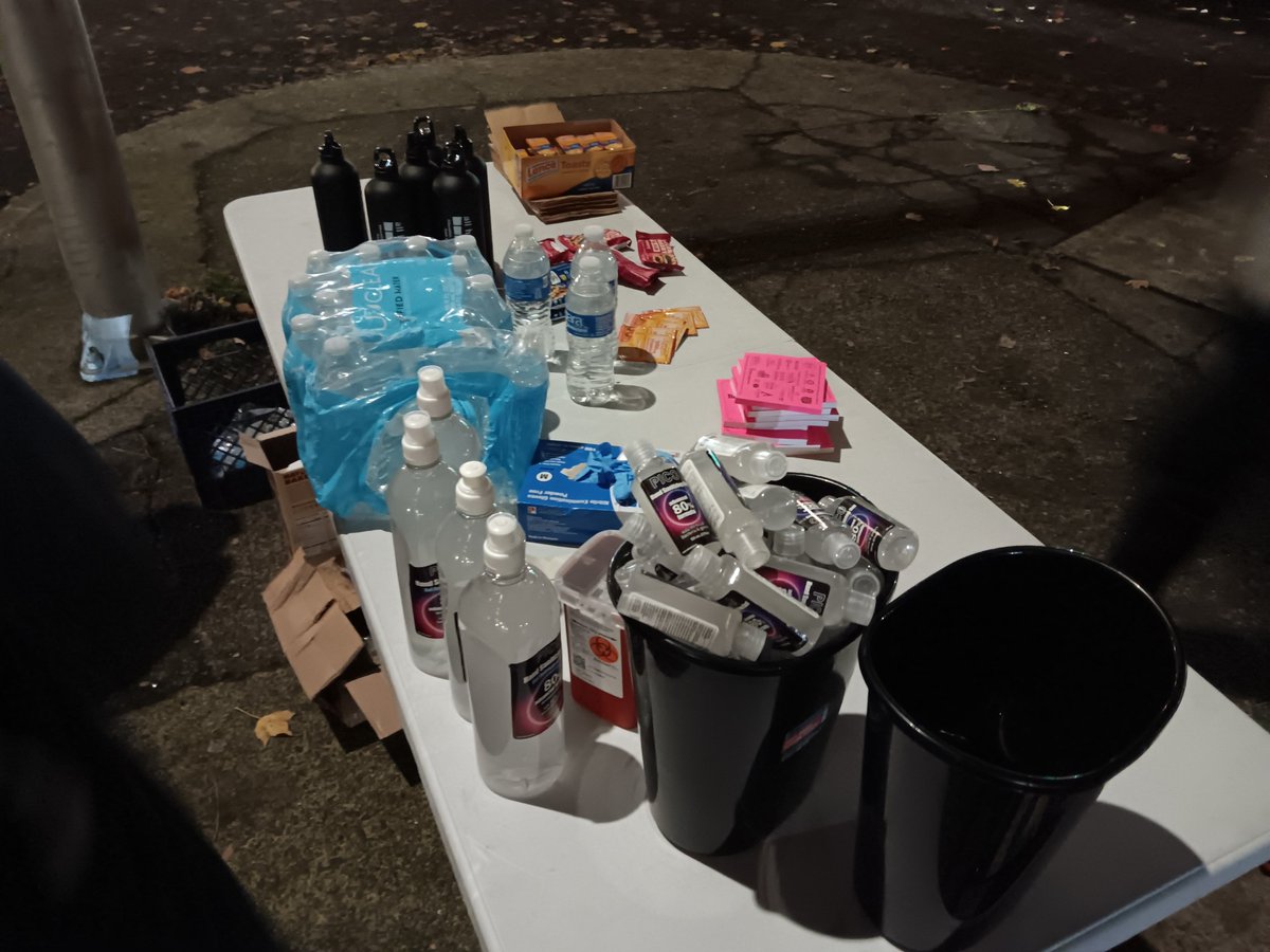 PDXMutualAidNet's tweet image. Every Wednesday night PMAN members gather in downtown Portland to do distribution to those in need. 

We are able to get out food, water, blankets, sleeping bags, hygiene kits, Narcan, condoms, clothes, flashlights and more.
