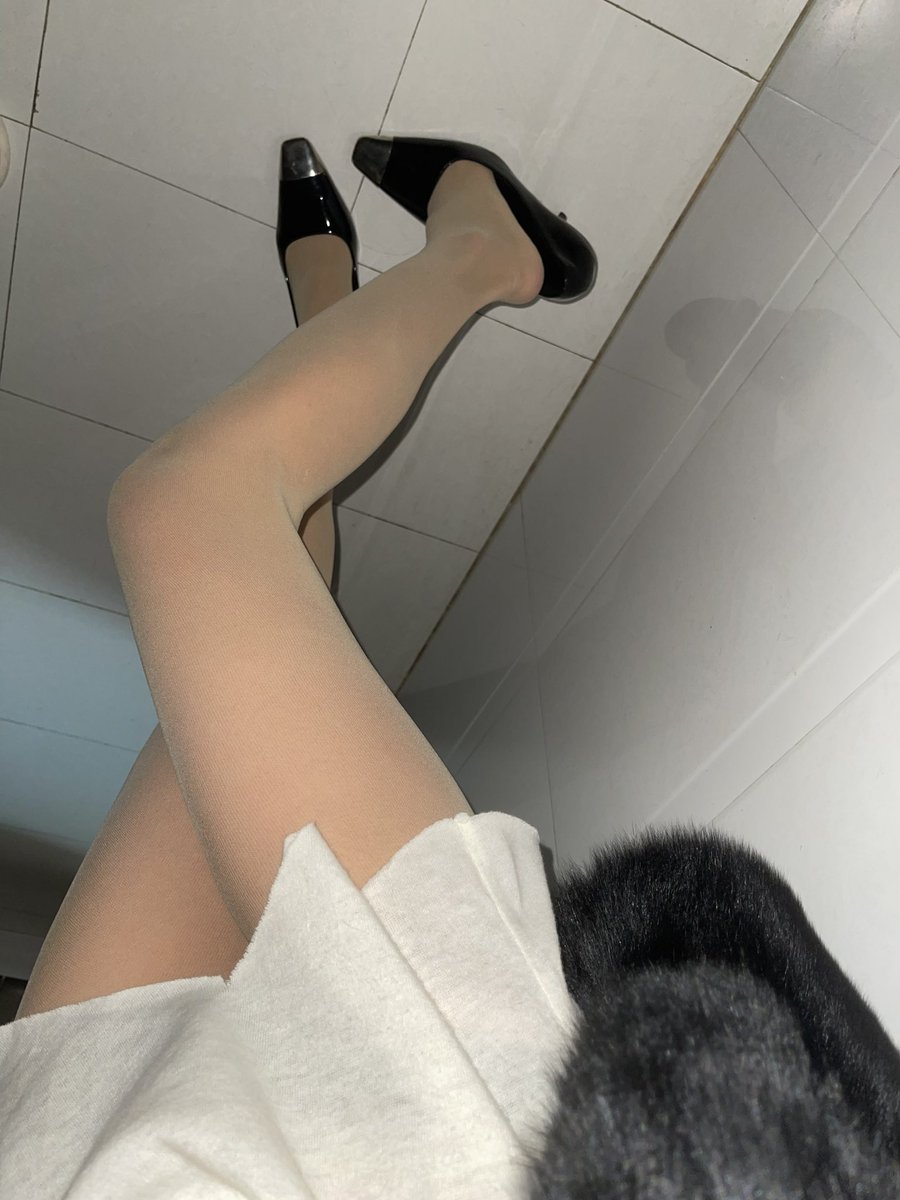 现在我终于知道今天为什么老被盯着看了！一蹲下来……

🧦出自@0zitong_0 
#九尾紫瞳 #丝袜 #美腿 https://t.co/Xf6rBHUAu2
