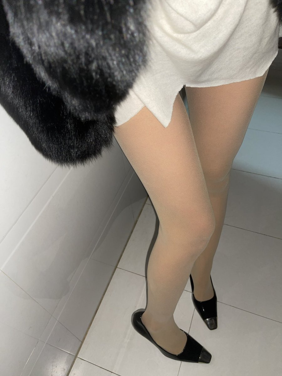 现在我终于知道今天为什么老被盯着看了！一蹲下来……

🧦出自@0zitong_0 
#九尾紫瞳 #丝袜 #美腿 https://t.co/Xf6rBHUAu2