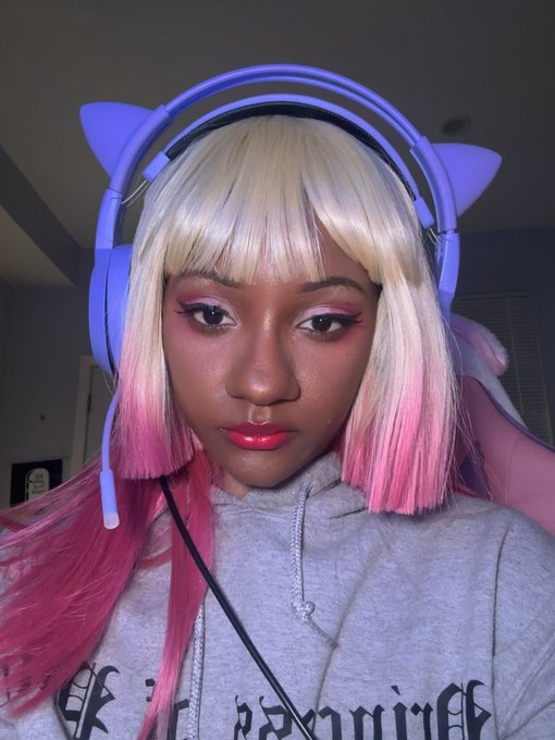 live on twitch btw. if you even care. https://t.co/J8hFp4hwIa https://t.co/3SOTo4Zwm0