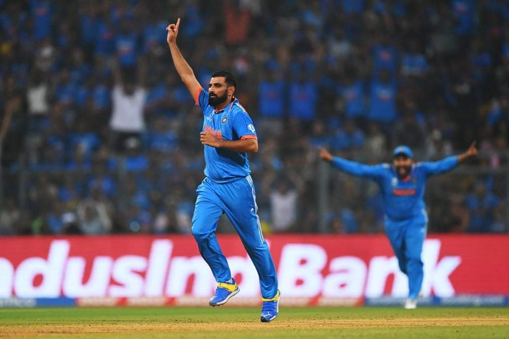 __prashant__25's tweet photo. महान मोहम्मद शमी... नहीं महानतम मोहम्मद शमी.आज का मैच आसान नहीं था.न्यूजीलैंड इस टारगेट को भी छू लेता अगर भारत के पास मोहम्मद शमी नहीं होता. भारत आज अगर फाइनल पहुंचा है तो तमाम बल्लेबाजों से बड़ा हाथ शमी का है.
कोहिनूर है भारत का @MdShami11 
#INDvsNZ https://t.co/Aw5B74t4s9