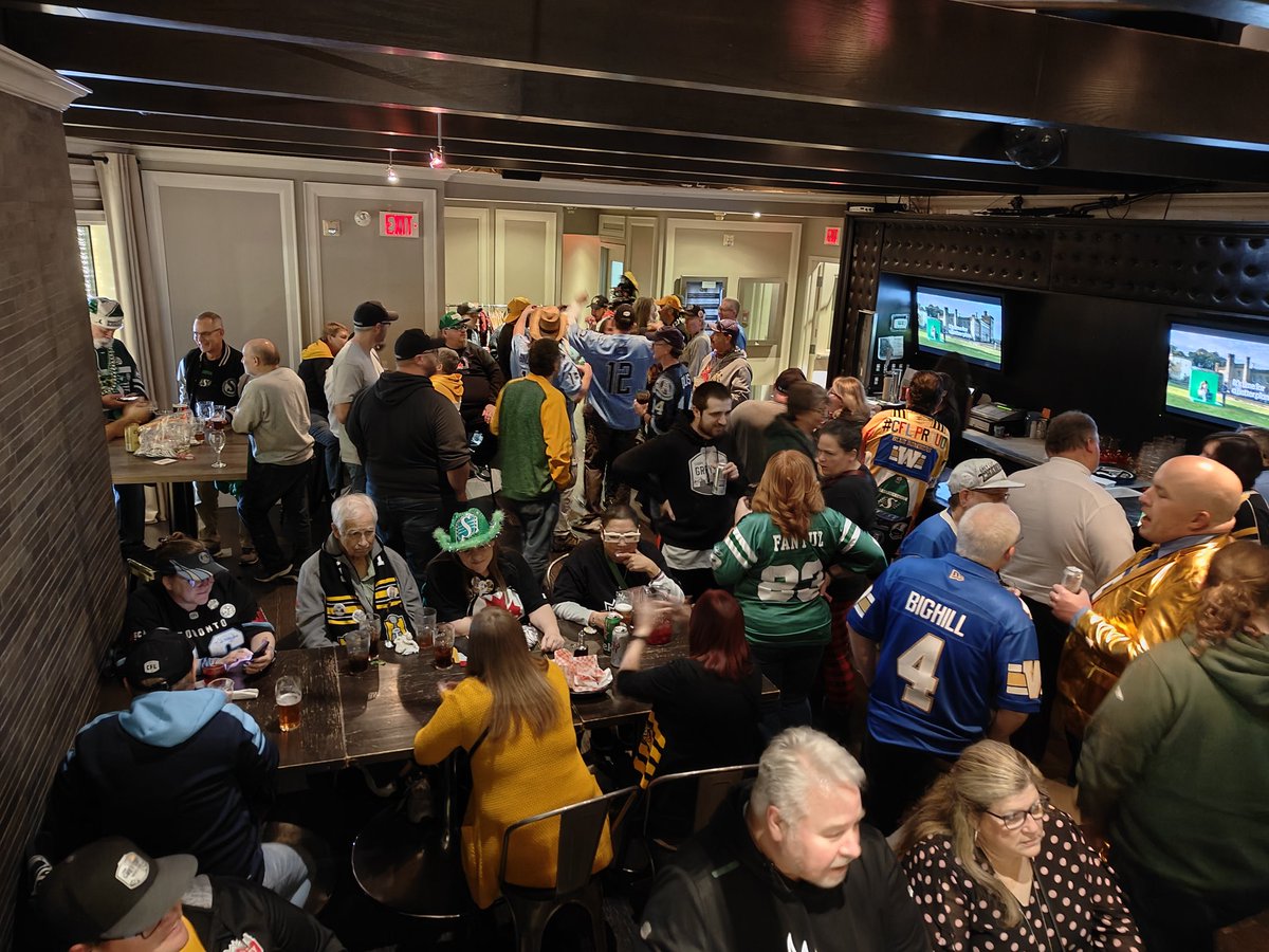 Awesome time at the Wednesday meetup with #CFLFamily! @ticatfan @BearPawChris @djslessor11 @GingerArgo17 @RiderCharm @Stevecoady416 @adamgosse @dponticelliTV @DougB519 @JaniceOwen @CliffyD @chayglass @Corey_A_Proctor @wally_walker @lstewy @RealAlexD #GreyCup #PullTogether