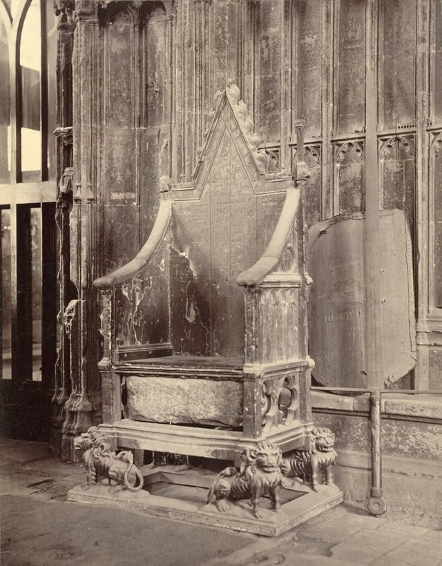 Monarchies2000's tweet photo. 3 jeunes activistes écologistes arrêtés après avoir tenté de briser la vitre qui protège la pierre du destin. Placée dans la "Crown room", au château d'#Edimbourg,elle sert pour tous les #couronnements des monarques britanniques. #stoneofscone #scotland #coronationstone 🏴🇬🇧👑👇 https://t.co/3hfXnpCBY4