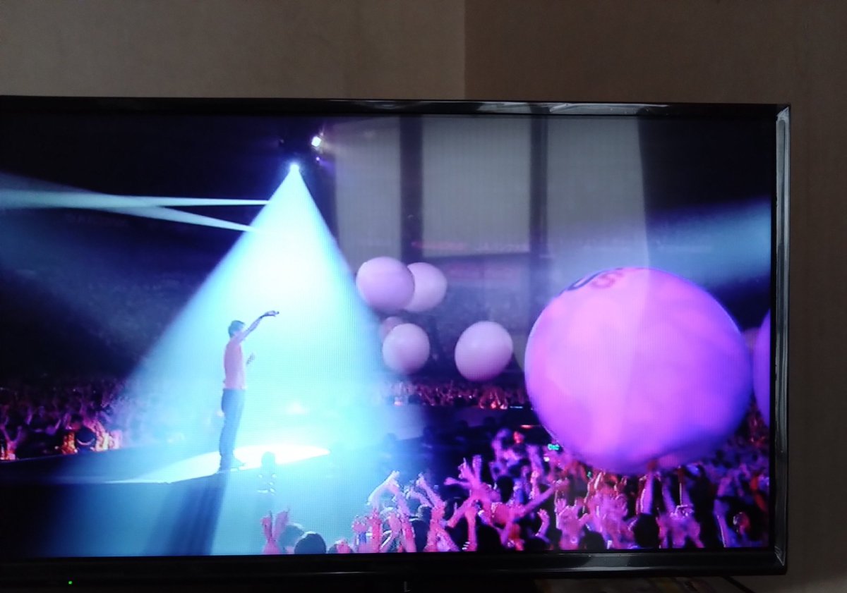tomoto7373's tweet photo. ミスチルのDVD【POPSAURUS】を鑑賞😍innocent worldで20個の卵が出てきてみんな触ろうとしてたな🥚当時12才の息子と行った東京ドーム🎶覚えているかな?私は覚えているけど😊20周年だったね
#ミスチル #POPSAURUS #東京ドーム #あの頃 #おうち時間 https://t.co/mOrS62VcUG