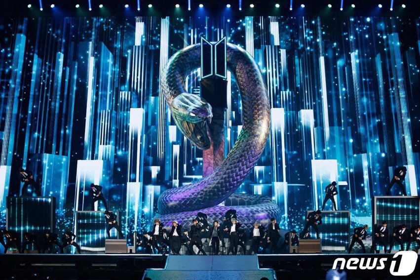 Shinemichm's tweet photo. — Acabo de ver algo que me hizo hacer este hilo, así que...

Hagamos un análisis de la presentación de los chicos en los MAMA 2019, en específico el legendario stage de Dionysus 🐍

Pero primero hablemos de la era MOTS:PERSONA [+] https://t.co/X4T8FB7lzo