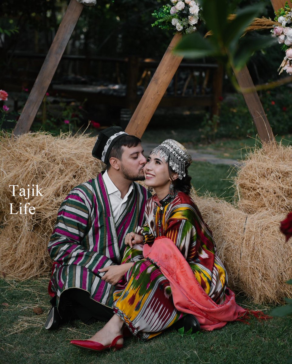 tajikistantoday's tweet photo. Фотография молодоженов в традиционных таджикских нарядах: адрасный чапан, миёнбанд, чустская тюбетейка, атласное платье, болоабру, серебряные украшения.
Фото: Мухсин Абиджанов
#TajikArt
#Dushanbe
#Tajikistan
#Sogdiana 
#Tojikona
#Таджикистан
#Душанбе
#Адрас
#Атлас
#Сюзане https://t.co/QXqmyqZbMS