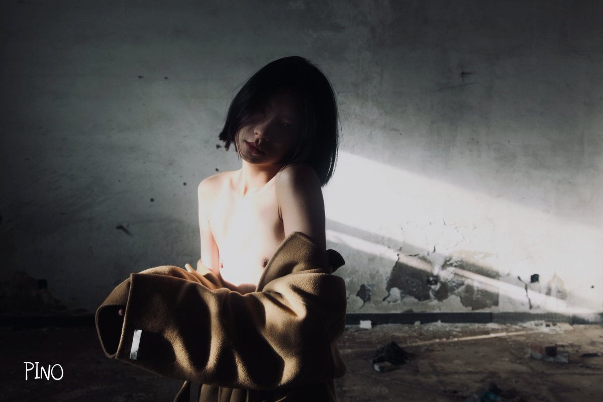 模特 @CrazySheren77 
冬天和希瑞在废墟拍照，突然开始反思拍照的意义，反思来反思去还是得多学多想 https://t.co/HA8xlgLAeO