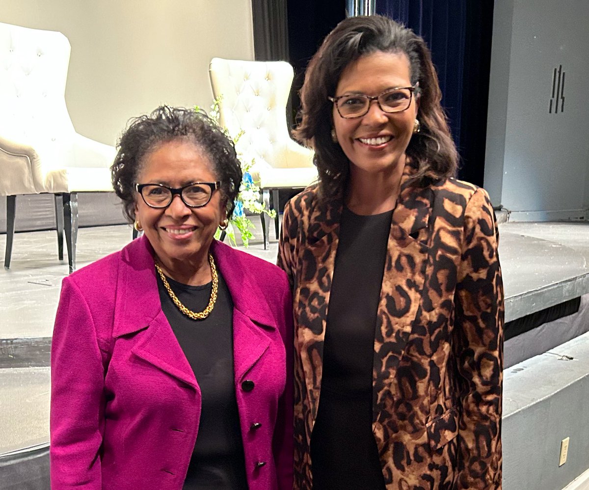 KimHunterReed's tweet photo. #SHERO alert! What a treat to meet this amazing higher education leader - Dr. Ruth Simmons @DillardU Grateful for her trailblazing leadership. Excited to read her new book #UpHome https://t.co/CVxHvmGJlu