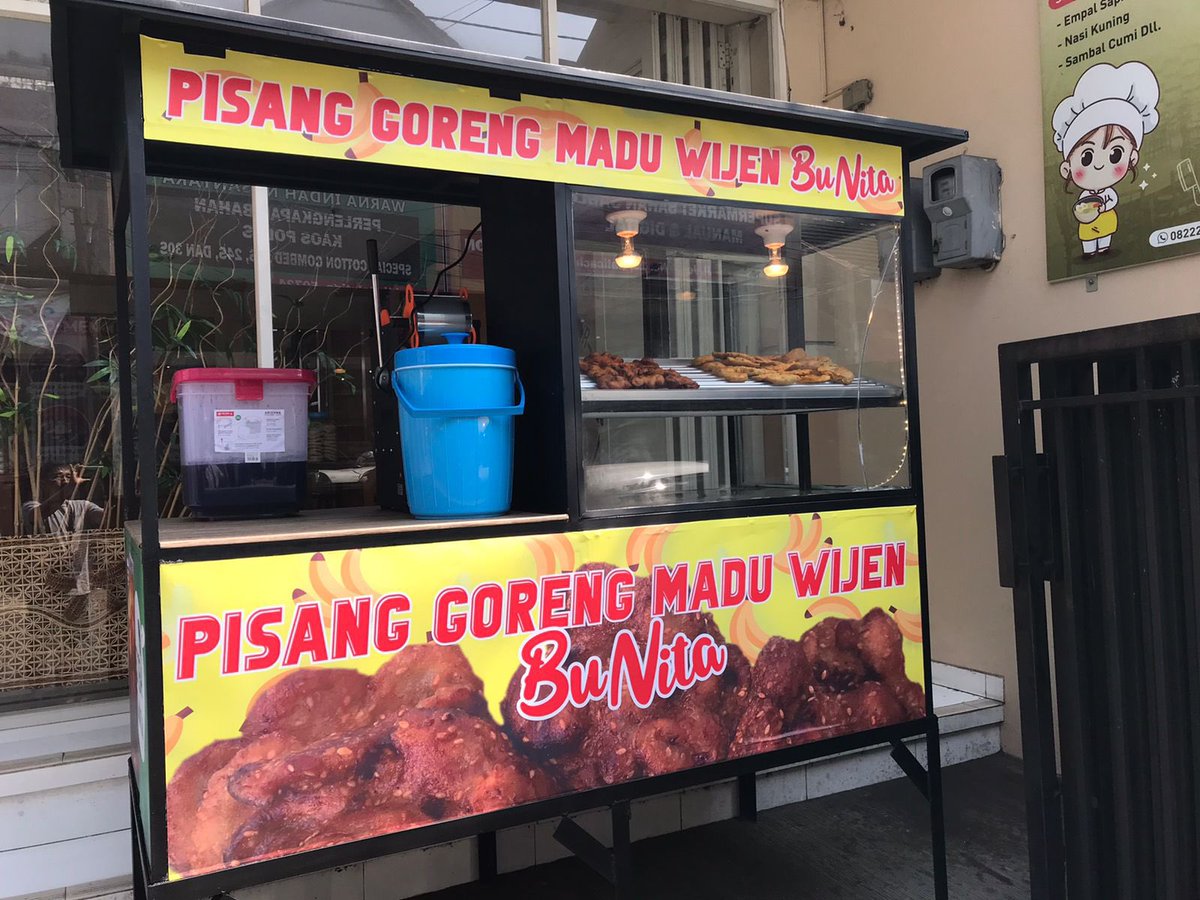udayana's tweet photo. Cemilan kuliner kekinian baru di kota Salatiga : 

Pisang Goreng Madu Wijen Bu Nita dan Es Teh Bu Nita. Lokasi di depan Depot Soto Banjar Bu Nita di jl Johar no 14 Salatiga.

#KulinerNusantara
#salatiga
#pisang
#sotoSalatiga https://t.co/dT54nxSpE4