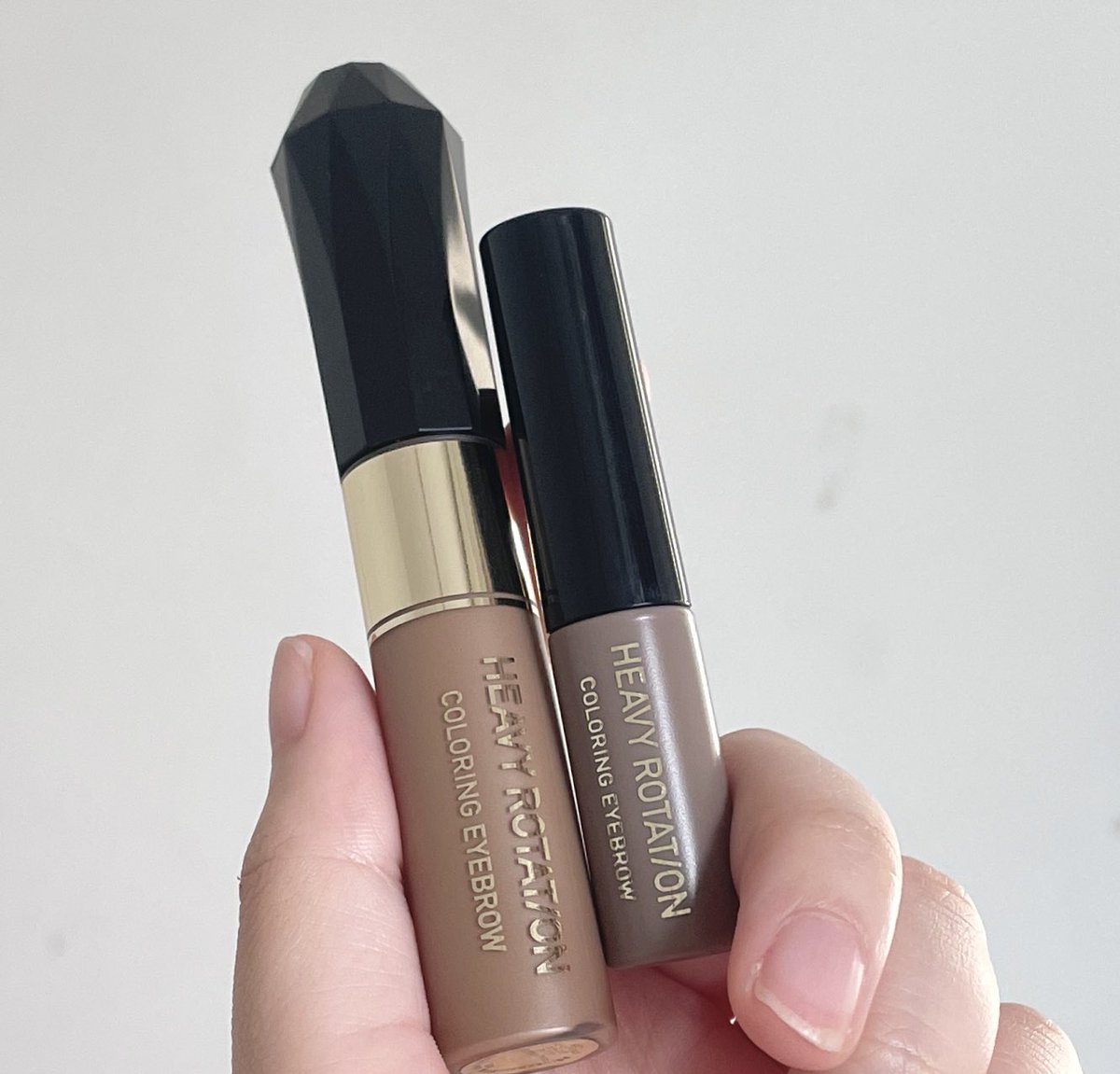 ttarntalzonel's tweet image. #Heavyrotation มาสคาร่าคิ้วคือของในตำนานไปญี่ปุ่นต้องซื้อกลับ ตอนนี้ไทยก็มีขายแล้ว ใครอยากคิ้วอ่อนหน้าดูละมุนขึ้นต้องตัวนี้เลย ไม่ต้องย้อมคิ้วสีกำลังดีปรับให้ขนคิ้วดูสีอ่อนลง แล้วติดทนเกิ๊นนี่ขนาดขนคิ้วไม่ค่อยมียังทนอ่ะ ในเซ็ทมีให้ 2 แท่งเป็นลิมิตเต็ดเซทที่ไทยด้วย #Kissmethailand