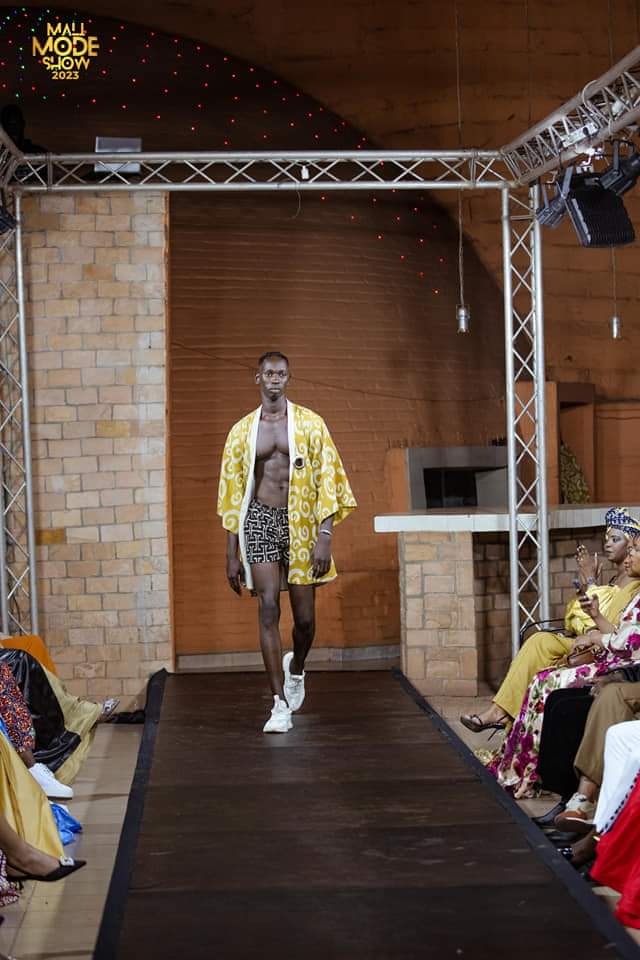 willsanwidi's tweet photo. #𝗠𝗠𝗦𝟮𝟬𝟮𝟯,  #𝗺𝗮𝗱𝗲𝗶𝗻𝗺𝗮𝗹𝗶 avec la marque Mida Style  ! ✨
  #MaliModeShow 

📷 KOKEM SHOOT 
𝗠𝗮𝗸𝗲-𝘂𝗽: Salon Specifics  
𝗛𝗮𝗶𝗿: Génération Nappy https://t.co/fyEbQtMV3M