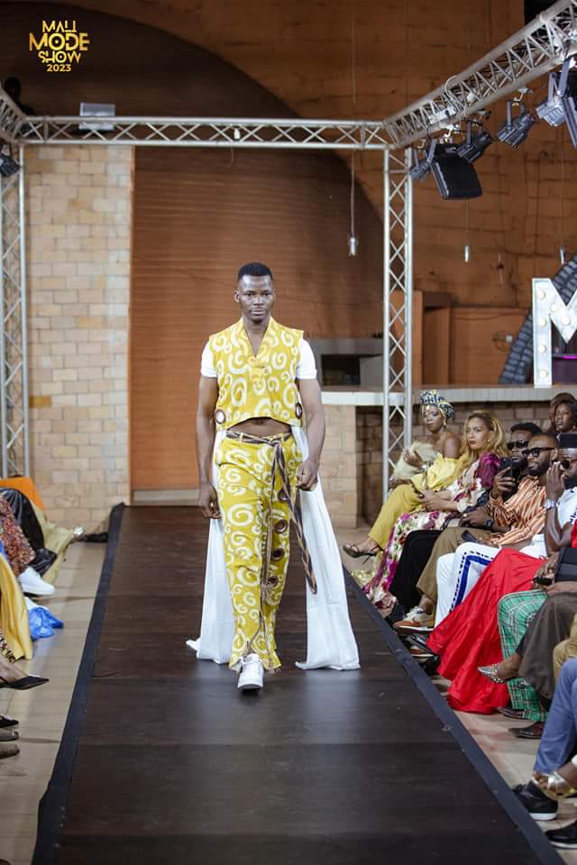 willsanwidi's tweet photo. #𝗠𝗠𝗦𝟮𝟬𝟮𝟯,  #𝗺𝗮𝗱𝗲𝗶𝗻𝗺𝗮𝗹𝗶 avec la marque Mida Style  ! ✨
  #MaliModeShow 

📷 KOKEM SHOOT 
𝗠𝗮𝗸𝗲-𝘂𝗽: Salon Specifics  
𝗛𝗮𝗶𝗿: Génération Nappy https://t.co/fyEbQtMV3M