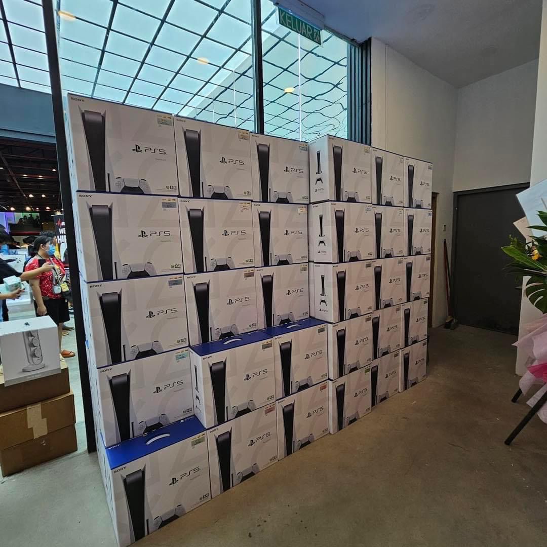 jllmisai's tweet photo. Tahun 2023 ni harga PS5 jatuh mendadak!! 

Harga mula² keluar RM3500 dah turun sampai jadi 1k jer memang murah. Rugi siapa tak beli.

Cuba mention insan tersayang suruh belikan, manalah tahu betul-betul dapat..😅 https://t.co/Sh2m2yrgPE