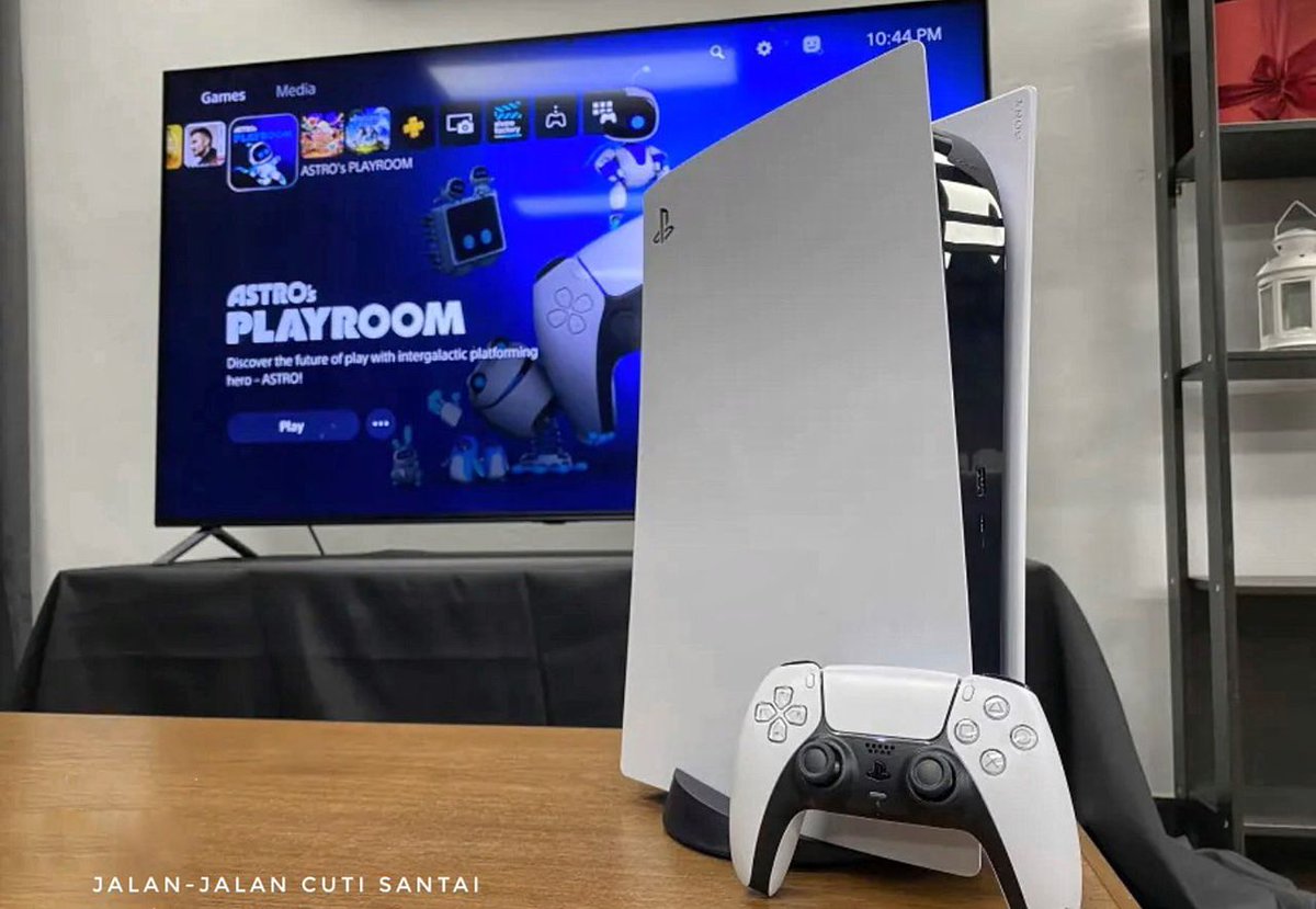 jllmisai's tweet photo. Tahun 2023 ni harga PS5 jatuh mendadak!! 

Harga mula² keluar RM3500 dah turun sampai jadi 1k jer memang murah. Rugi siapa tak beli.

Cuba mention insan tersayang suruh belikan, manalah tahu betul-betul dapat..😅 https://t.co/Sh2m2yrgPE